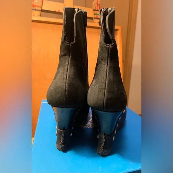 John Fluevog Black Conquer Maleika Studded Wedge Ankle Boots - Picture 2 of 7